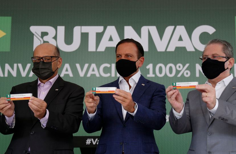 O diretor do Instituto Butantan, Dimas Covas (à esquerda), o governador João Doria (centro) e o secretário de Saúde de São Paulo, Jean Gorinchteyn, posam com amostras da ButanVac, a vacina contra covid-19 desenvolvida no Brasil, apresentada nesta sexta-feira.MIGUEL SCHINCARIOL / AFP