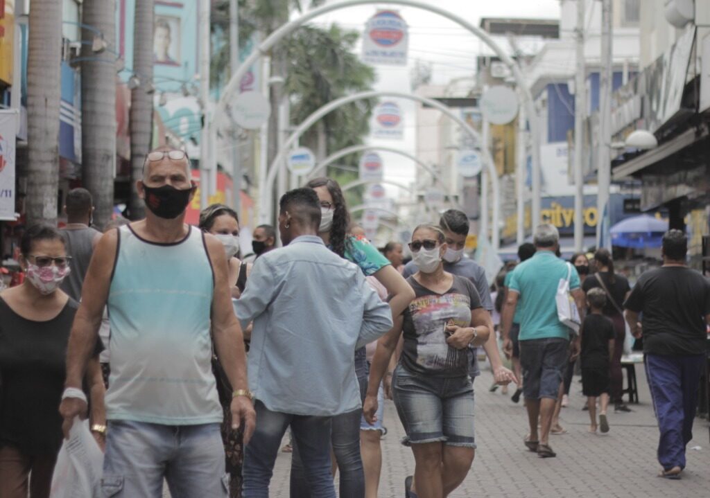 Calçadão de Nova Iguaçu: as pessoas seguem aglomeradas pelas ruas da Baixada Fluminense. Foto: Acervo / Site da Baixada
