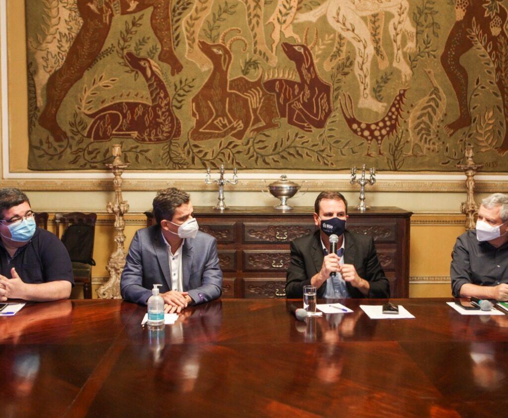 Os prefeitos Rubem Vieira (Itaguaí). Fabiano Horta (Maricá), Eduardo Paes e Axel Grael (Niterói): unindo forças contra a Covid-19 - Ricardo Cassiano/Prefeitura do Rio