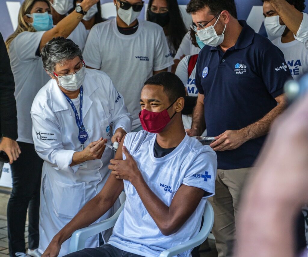 Rafael Vicente foi o primeiro vacinado na campanha #VacinaMaré