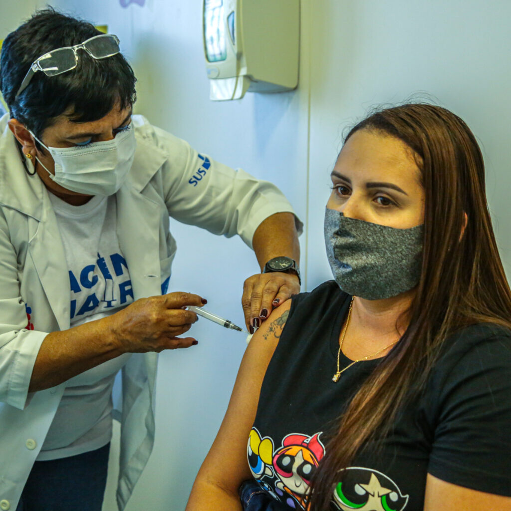 Registro da campanha de imunização em massa #VacinaMaré