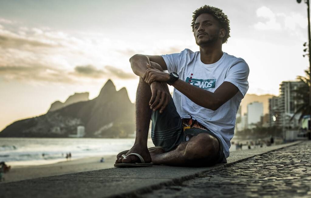 Matheus Ribeiro, de 22 anos, foi acusado de furto e precisou provar que era o dono de sua própria bicicleta | Foto: Guito Moreto / Agência O Globo