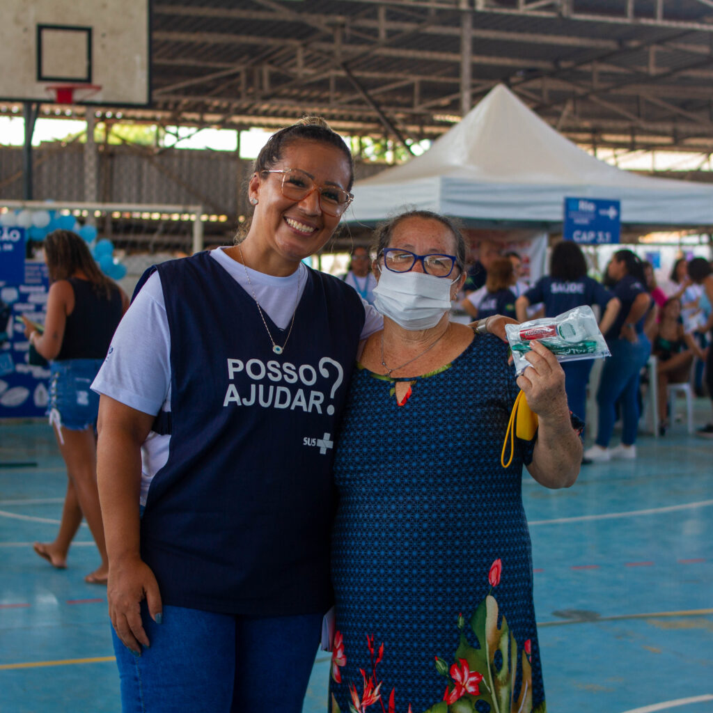 Dona Zuleide Ferreira de Araújo posa ao lado da filha, a agente de saúde Roberta Araújo, durante a ação no quadra atrás da Clínica da Família Jeremias Moraes da Silva | Foto: Gabi Lino