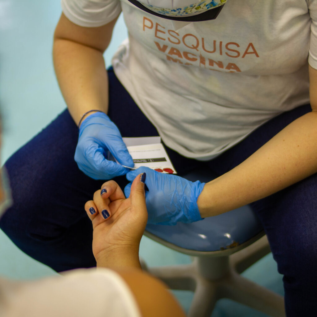 Para o avanço do estudo, moradores precisam fazer atividades periódicas como a coleta de sangue | Foto: Gabi Lino