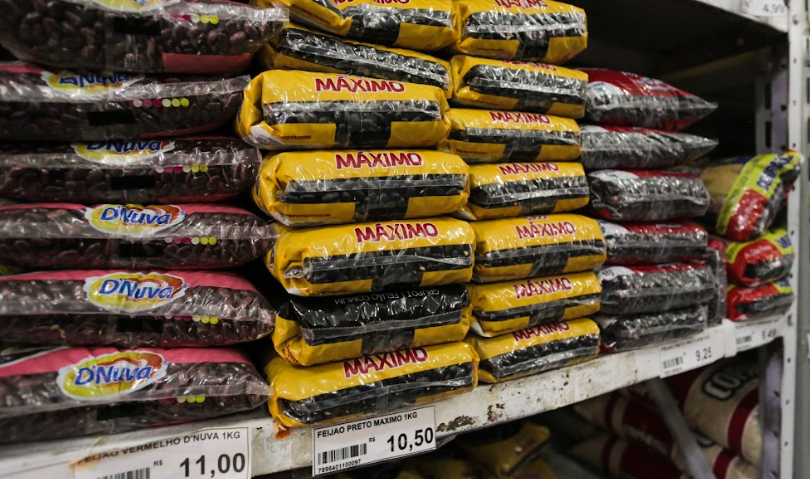 Tensões geopolíticas internacionais, difi culdades nas cadeias de produção e incertezas políticas fi zeram subir o preço dos alimentos | Foto: Matheus Affonso