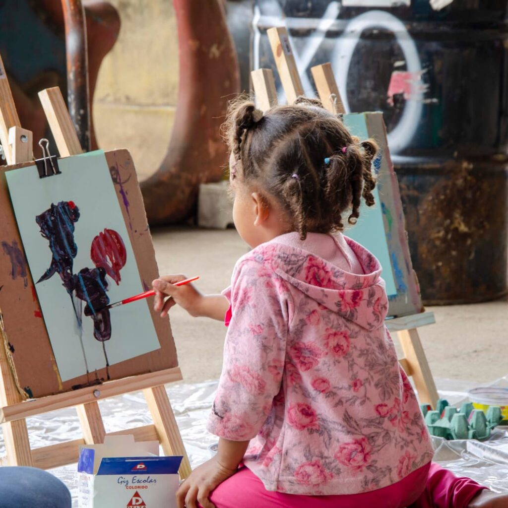 Projeto incentiva a criatividade dos alunos com atividades artísticas e oficinas | Foto: Divulgação