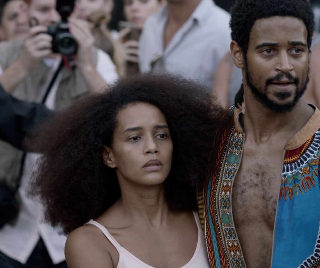 Cena do filme Medida Provisória com os personagens Antônio (Alfred Enoch) e Capitu (Taís Araújo) | Foto: Divulgação