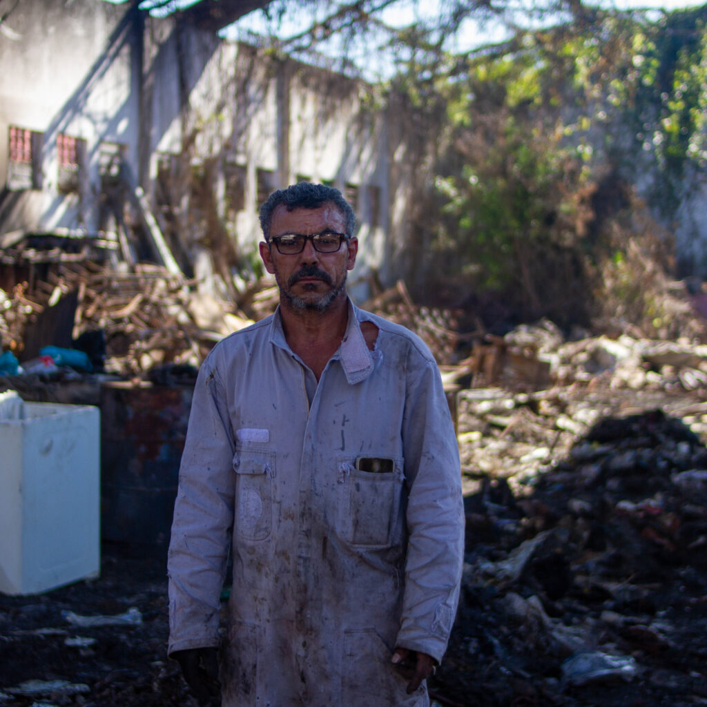 Consequências da destruição: coletividade e cobrança por atuação do poder público marca o pós-incêndio em Marcílio Dias. Na foto, Damião em frente aos destroços do galpão | Foto: Gabi Lino