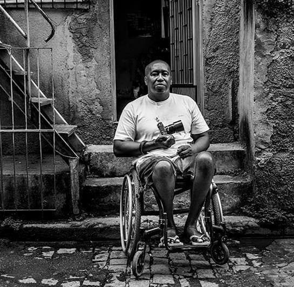 Fiel em sua missão de retratar a Maré enquanto potência, Bira Carvalho é um símbolo da comunicação comunitária | Foto: Sebastián Liste