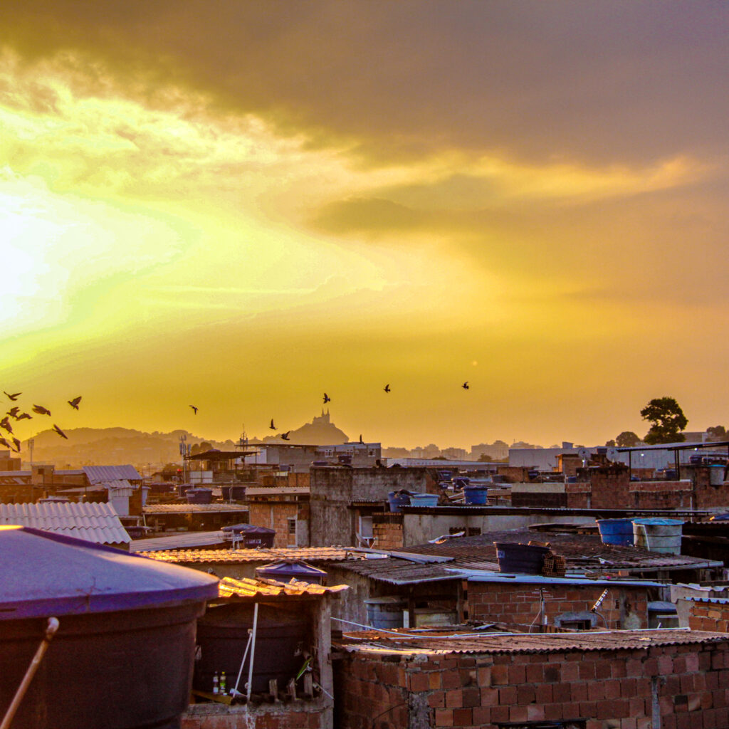 Imagem do pôr do sol de inverno visto do alto na Maré | Foto: Matheus Affonso
