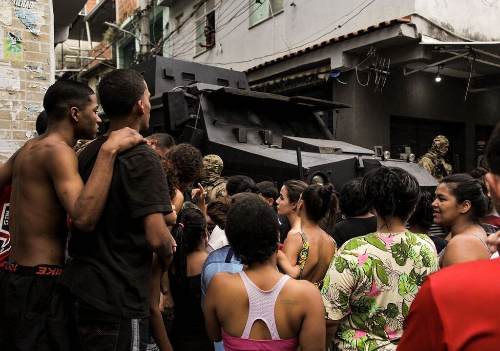 Mareenses aglomerados durante a passagem de um caveirão