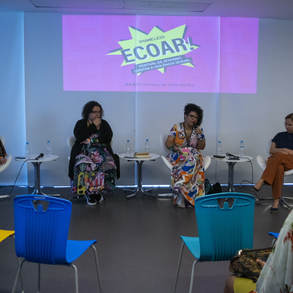 Mulheres em roda de conversa durante o festival Ecoar!