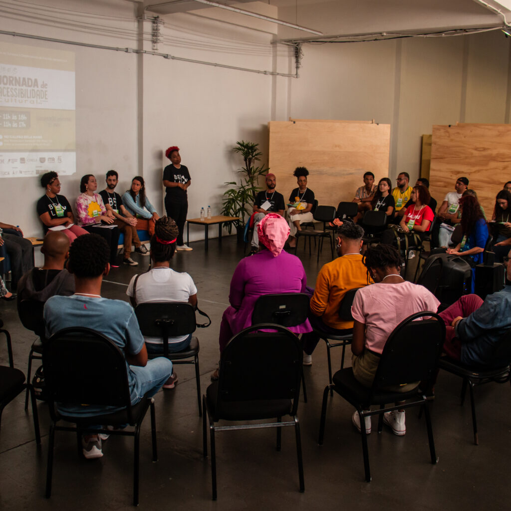 Grupo de pessoas em roda de discussão durante a Jornada da Acessibilidade na Cultura