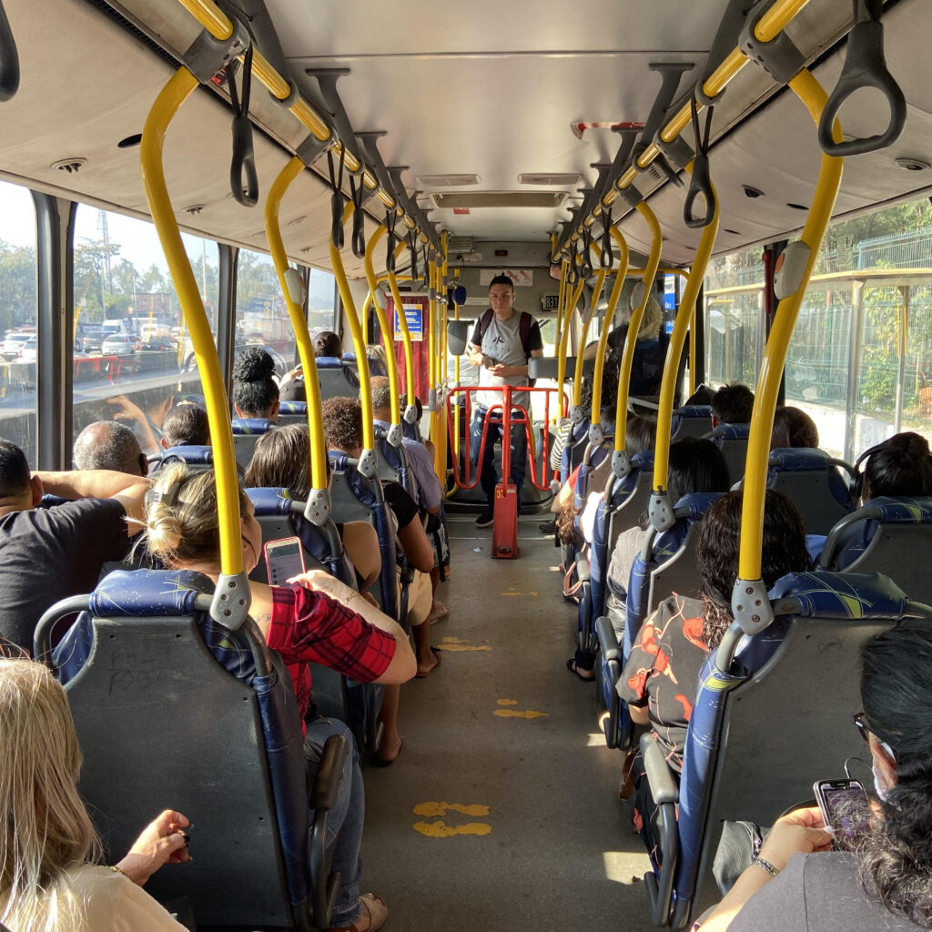 Interior do ônibus da linha 483 (Penha - Siqueira Campos) durante passagem pela Avenida Brasil | Foto: Brenda Magalhães