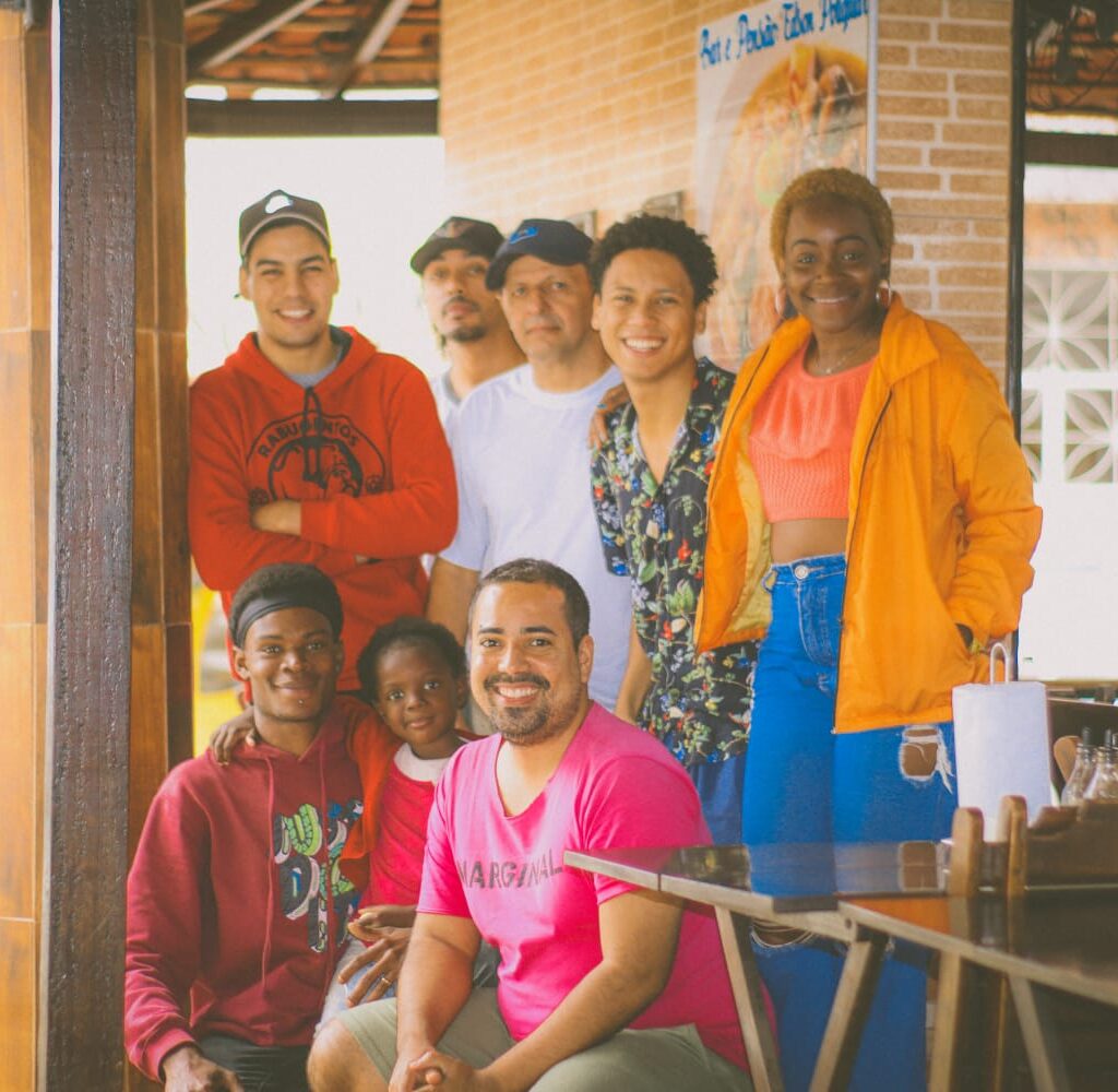 grupo de artistas posando para foto