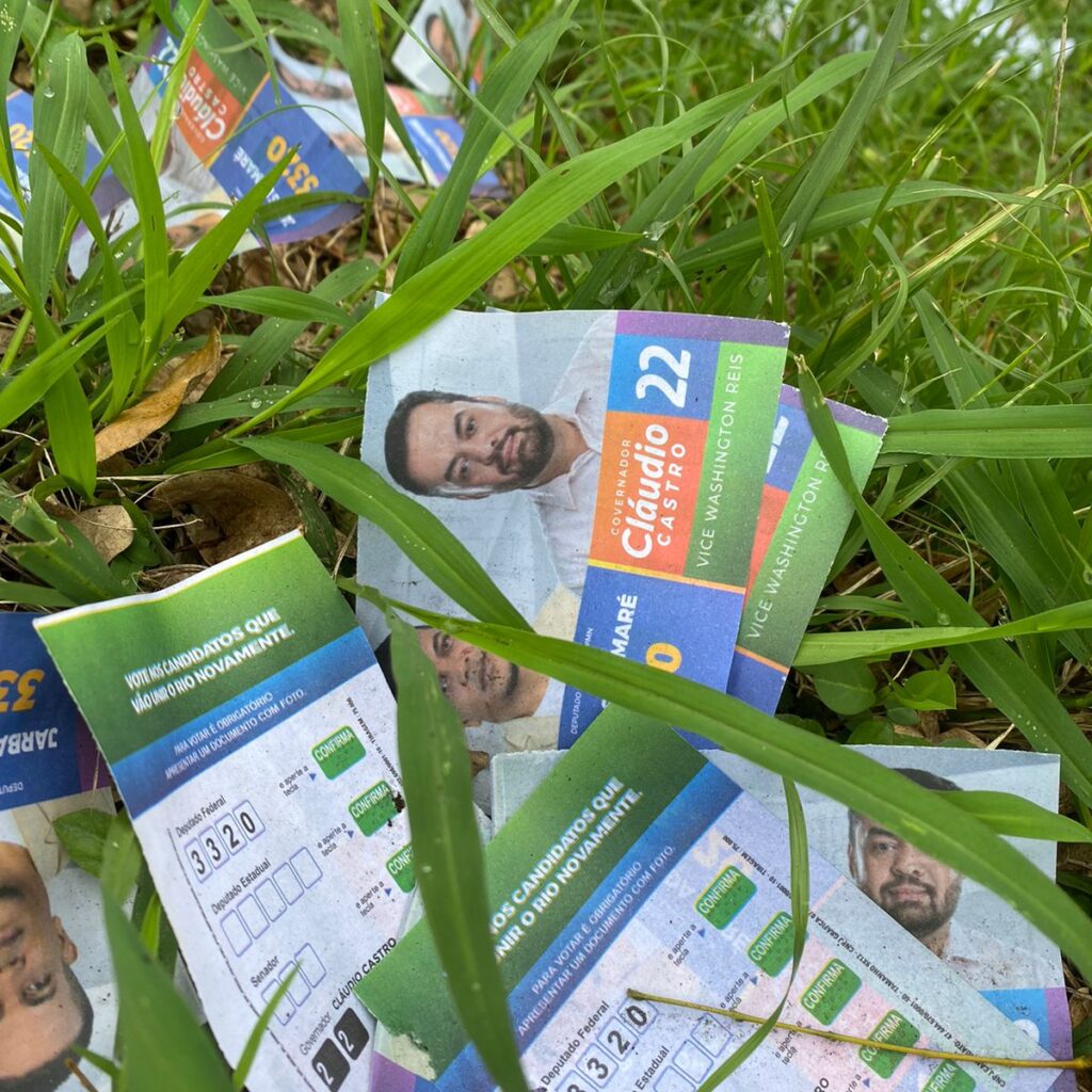 Propaganda de candidato ao governo do Rio de Janeiro no chão