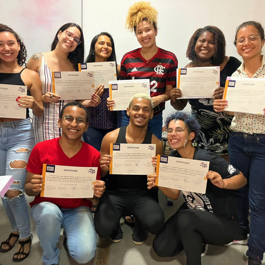 Formandos da primeira turma do Laboratório de Formação em Jornalismo do Maré de Notícias | Foto: Jéssica Pires
