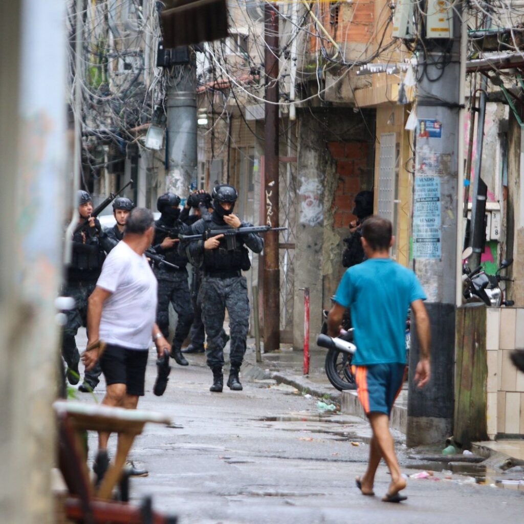 A operação contou com atuação de homens de batalhões especiais da polícia civil e da polícia militar. (Foto: Voz das Comunidades)
