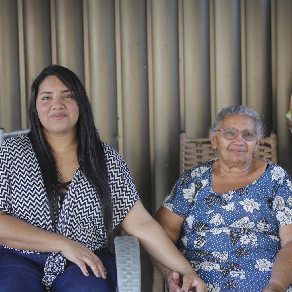 Aline e sua mãe Maria Alcântara vendem bolo e tapioca na porta de casa. (Foto: Gabi Lino / Maré de Notícias)