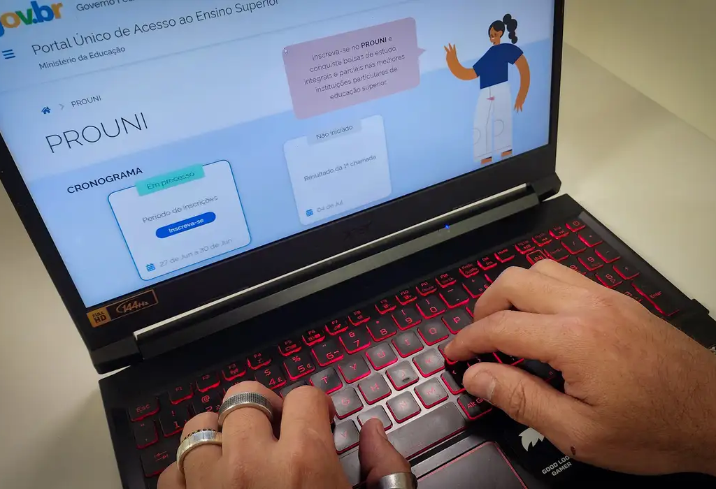 As inscrições são feitas pela internet com a conta Gov.br (Foto: Juca Varella / Agência Brasil)