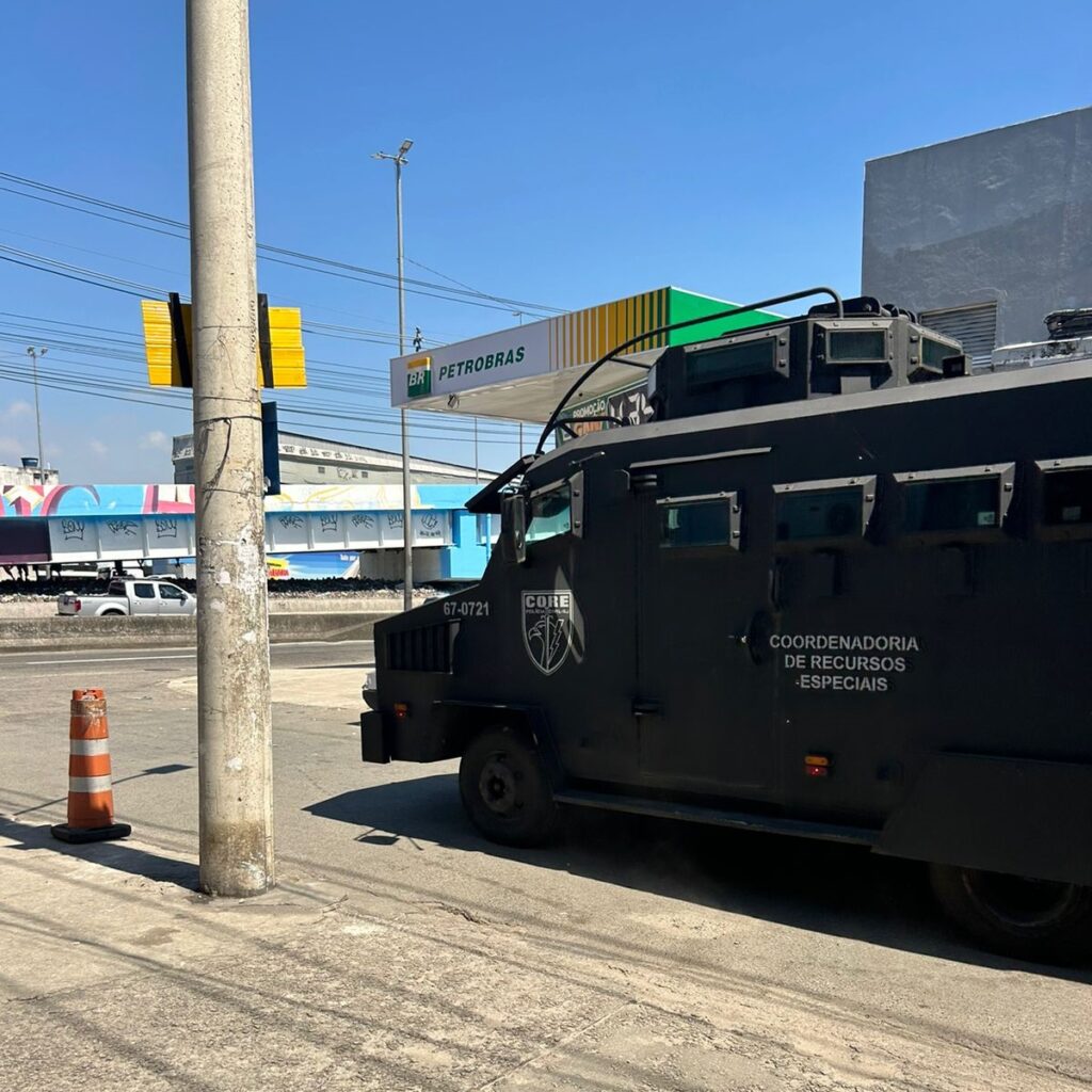 Marcos, de 25 anos, morador da Nova Holanda, foi fortemente agredido por agentes policiais do BOPE. Um outro jovem foi morto por um tiro à queima roupa na esquina da Rua Teixeira Ribeiro e Av Brasil. Os policiais que atiraram saíram do local na sequência do ocorrido. O corpo foi colocado dentro de um carro e levado.