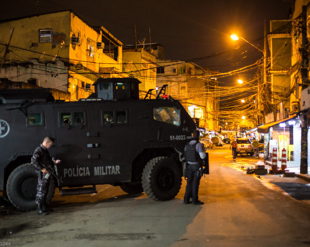 Operação começou ás 04h45 e até o momento a PM não confirmou o encerramento. (Foto: Douglas Lopes/ Redes da Maré)