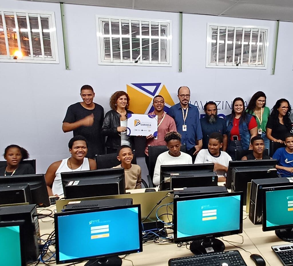 A sala da Navezinha Carioca conta com vinte computadores. (Foto: Lucas Feitoza / Maré de Notícias)