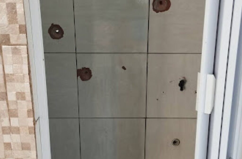 Disparos atingiram paredes de casas, Uma rua chegou a ficar com abastecimento de água afetado depois que canos foram atingidos. (Foto: Redes da Maré)